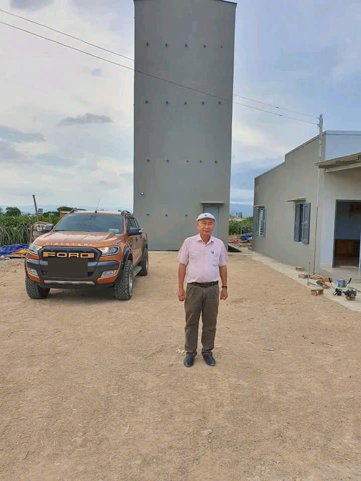 Anh Phan Khánh trước nhà yến ở xã Hồng Thái, Phan Thiết